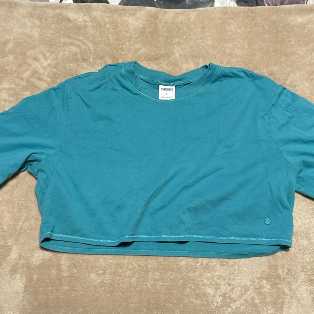 Gym shark crop tee